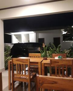 塞隆贝拉纳克kamala的一间带桌椅和钢琴的用餐室