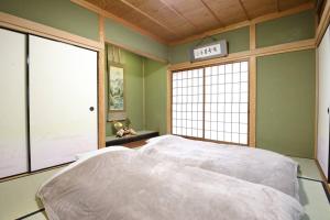 奈良HAT byakugoji, Japanese traditional fireplace　HAT白毫寺　自然豊富な別荘地にある囲炉裏付き一軒家的一间卧室,配有一张床和一个可读出出口的标志