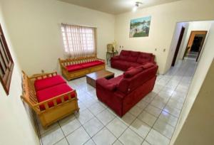 博尼图Guest Hostel 2 Marli's的客厅配有2张红色沙发