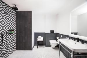 布莱顿霍夫Staybridge Suites Brighton, an IHG Hotel的一间带水槽和卫生间的浴室