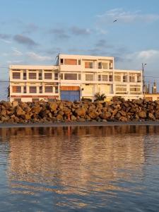 圣克莱门特Hotel Ola Bella的水体岸边的建筑物