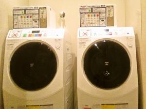 熊谷HOTEL GLANY's KUMAGAYA - Vacation STAY 27267v的两间洗衣机彼此相邻