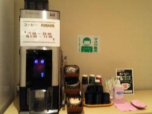 熊谷HOTEL GLANY's KUMAGAYA - Vacation STAY 27261v的咖啡壶,位于柜台上
