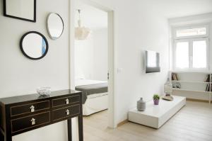 博尔扎诺格林公寓的一间带镜子、梳妆台和床的卧室