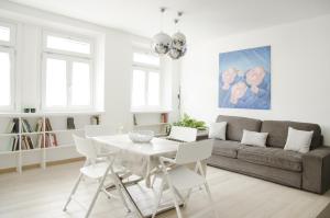 博尔扎诺格林公寓的客厅配有桌子和沙发