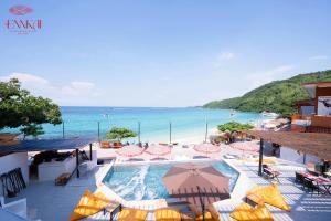 芭堤雅市中心ENNKAI Beachfront Resort Koh Larn的一个带游泳池和海滩的度假胜地