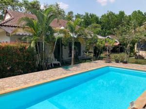 罗勇Vacation House with tropical garden and private pool的房屋前的游泳池