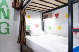 奥南海滩K-Bunk Hostel的卧室配有一张墙上心灵床