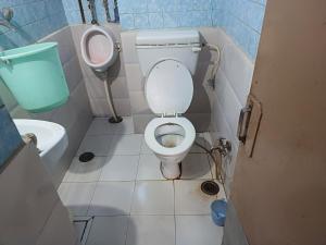 斋浦尔Kailash Hotel的一间带卫生间和小便室的小浴室