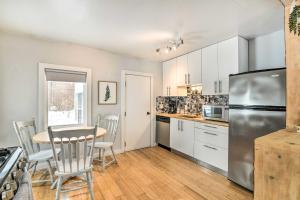 安克雷奇Anchorage Home, Minutes From Downtown!的厨房配有桌椅和冰箱。