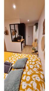 沙勒维尔-梅济耶尔La suite d'Arches的一间卧室配有一张黄色和白色毯子的床