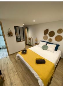 沙勒维尔-梅济耶尔La suite d'Arches的一间卧室配有一张带黄色毯子的大床
