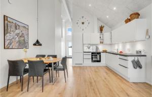 灵克宾Cozy Apartment In Ringkbing With Kitchen的厨房以及带桌椅的用餐室。