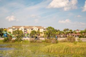 奥兰多The Wish House, just miles from Disney World的享有度假村的水景