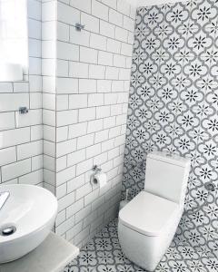 阿尔戈斯托利翁King A的白色的浴室设有卫生间和水槽。