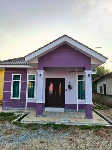 PendangNazLa Homestay Pendang的紫色的房子,带紫色门