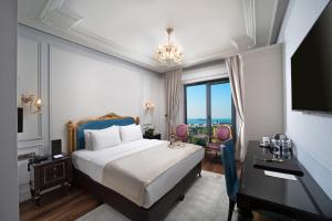 伊斯坦布尔码头时间酒店的一间卧室配有一张床、一张书桌和一台电视