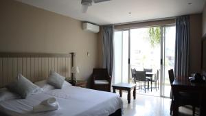 马盖特Margate Hotel的酒店客房设有一张床和一个阳台。