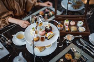 广岛广岛喜来登大酒店的桌上的茶和甜点