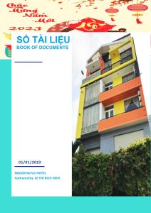 龙川市Ngoc Kha Tu 1 Hotel的一本书,上面有建筑物的照片