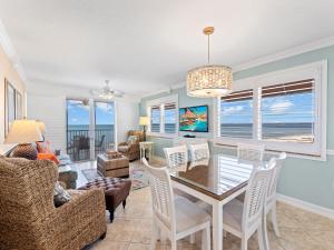 迈尔斯堡海滩Estero Island Beach Villas 706, 2 BR, Penthouse, Gulf Front, Pool, Sleeps 6的用餐室以及带桌椅的起居室。