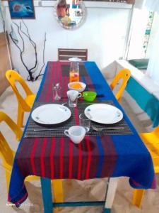 古雷德胡Ocean Way Guraidhoo的一张蓝色和红色的桌子,上面有盘子和饮料