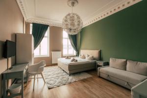 莱比锡Luga Homes - Stadthaus的绿色的客厅配有沙发和桌子