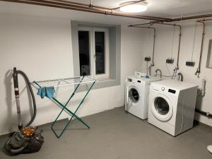 多恩比恩homy Central City Oasis in Dornbirn的洗衣房配有洗衣机和洗衣机