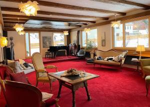 圣玛利亚瓦尔姆斯塔尔B&B Villa Stelvio的客厅配有椅子、桌子和钢琴