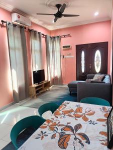PendangNazLa Homestay Pendang的一间带床和电视的客厅