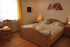 毛特Ferienwohnung Christa的卧室配有一张大木床和桌子