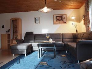 毛特Ferienwohnung Christa的客厅配有沙发和桌子