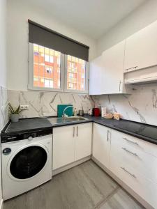 马德里Cool Space的厨房配有洗碗机和水槽。