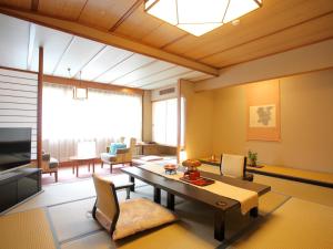 Jozankei哈娜末米吉日式旅馆的一个带桌椅的大客厅