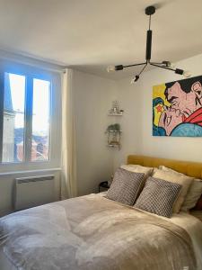 滨海图维列Les mouettes de Trouville的一间卧室配有一张壁画床