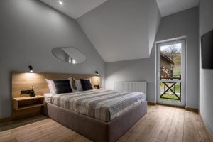 沙安Apartel Villa Shayan的一间卧室设有一张大床和一个窗户。