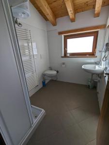 瓦尔迪耶里CONSTANCIA TRATTORIA的带淋浴、盥洗盆和卫生间的浴室