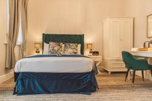 兰卡斯特皇家金斯阿姆酒店的一间卧室配有一张床、一张桌子和一把椅子