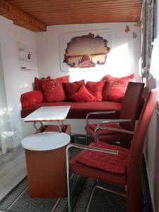 PottumFerienhaus Tanneneck的客厅配有沙发和桌椅