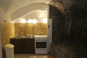 Saint-Laurent-le-MinierLovely Cevenol village house的厨房配有炉灶和水槽
