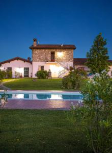 Petrignano巴巴罗萨B&B别墅酒店的庭院中带游泳池的房子