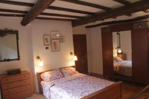 Saint-Laurent-le-MinierLovely Cevenol village house的一间卧室设有两张床和大镜子