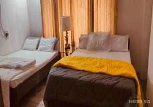 海得拉巴Best Individual Home stay Near Apollo Jubilee Hills的一间卧室配有两张带黄床单的床