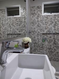 亚松森Impecable y nuevo, zona aeropuerto!的浴室配有白色水槽和卫生间。