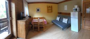 昂特保科洛佩因Georgihof im Park的小房间设有桌子和蓝色的沙发