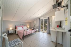 Divarata米纳斯公寓酒店的一间卧室配有带粉红色枕头的床