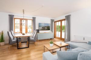 佩尔泽哈肯BeachLife-Strandnahe 3 Zimmer Terrassenwohnung的客厅配有沙发和桌子