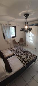 洛斯·亚诺斯·德·阿里丹Casa Sandra en Las Norias Todoque con Wi-Fi的一间卧室配有一张大床和一个吊灯。