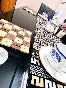 瓦加杜古Deluxe résidence的一张桌子,上面放着一盘巧克力和一盘食物