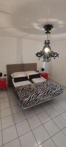 洛斯·亚诺斯·德·阿里丹Casa Sandra en Las Norias Todoque con Wi-Fi的一间卧室配有一张床和一个吊灯